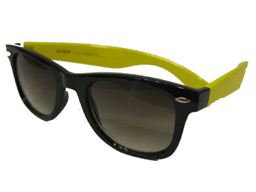 Wayfarer -lasit keltaisilla sangoilla