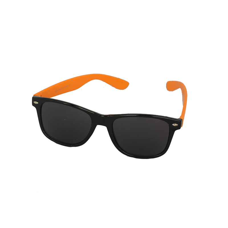 Wayfarer -lasit oransseilla sangoilla